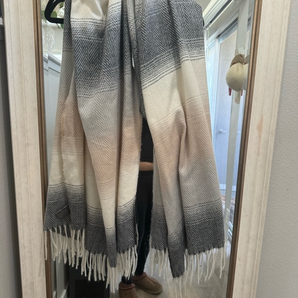 Vince Camuto Gray and Cream Accent Throw with Fringe - Picture 4 of 5